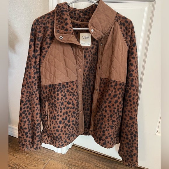 Abercrombie & Fitch Jackets & Blazers - 🌟HP🌟 Abercrombie Fleece Leopard Button-Down Jacket